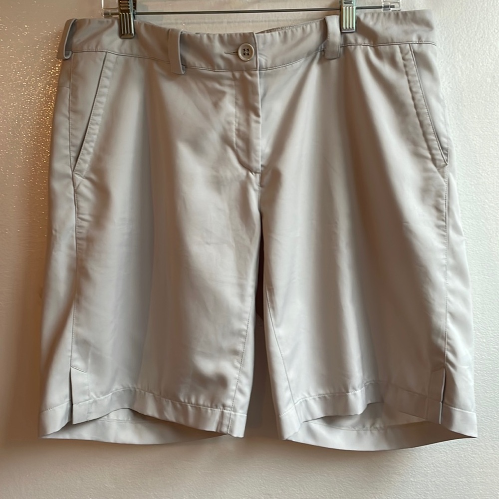 Nike golf tour performance dry fit slight stretch Bermuda golf shorts size 14
